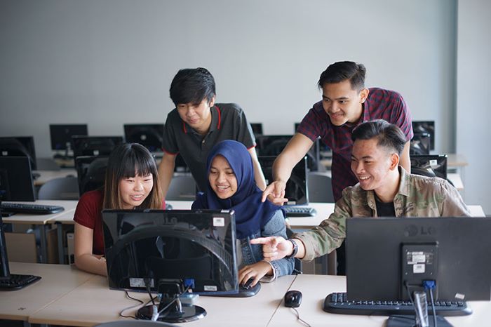Peran Teknologi Digital Dalam Kehidupan Sehari-Hari